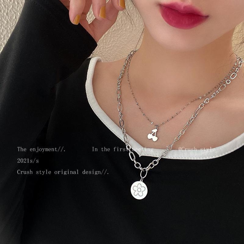 Minimalist Floral Pendant Necklace - Women's Hip-Hop Punk Style Clavicle Chain, Retro Hong Kong Personality Neck Chain