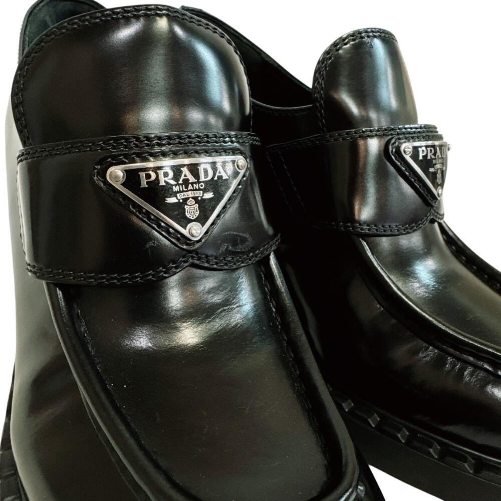 Prada Loafersy na wysokim obcasie Trójkątne Z logo skórzane loafersy czarna skóra Używane
