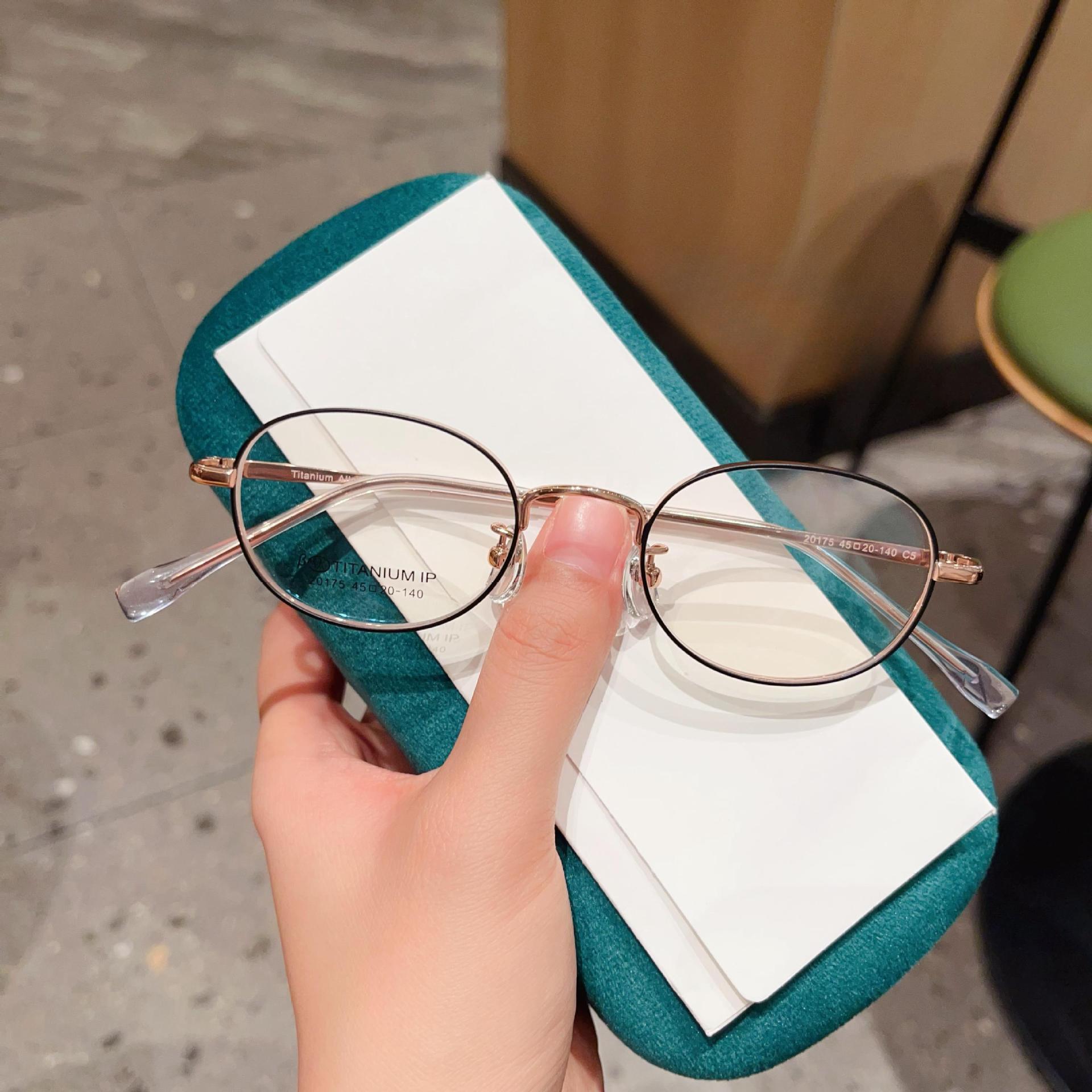 

Сверхлегкая модная овальная маленькая оправа в стиле ретро, ​​титановая оправа для очков, простой цвет, который может соответствовать номеру высоты.