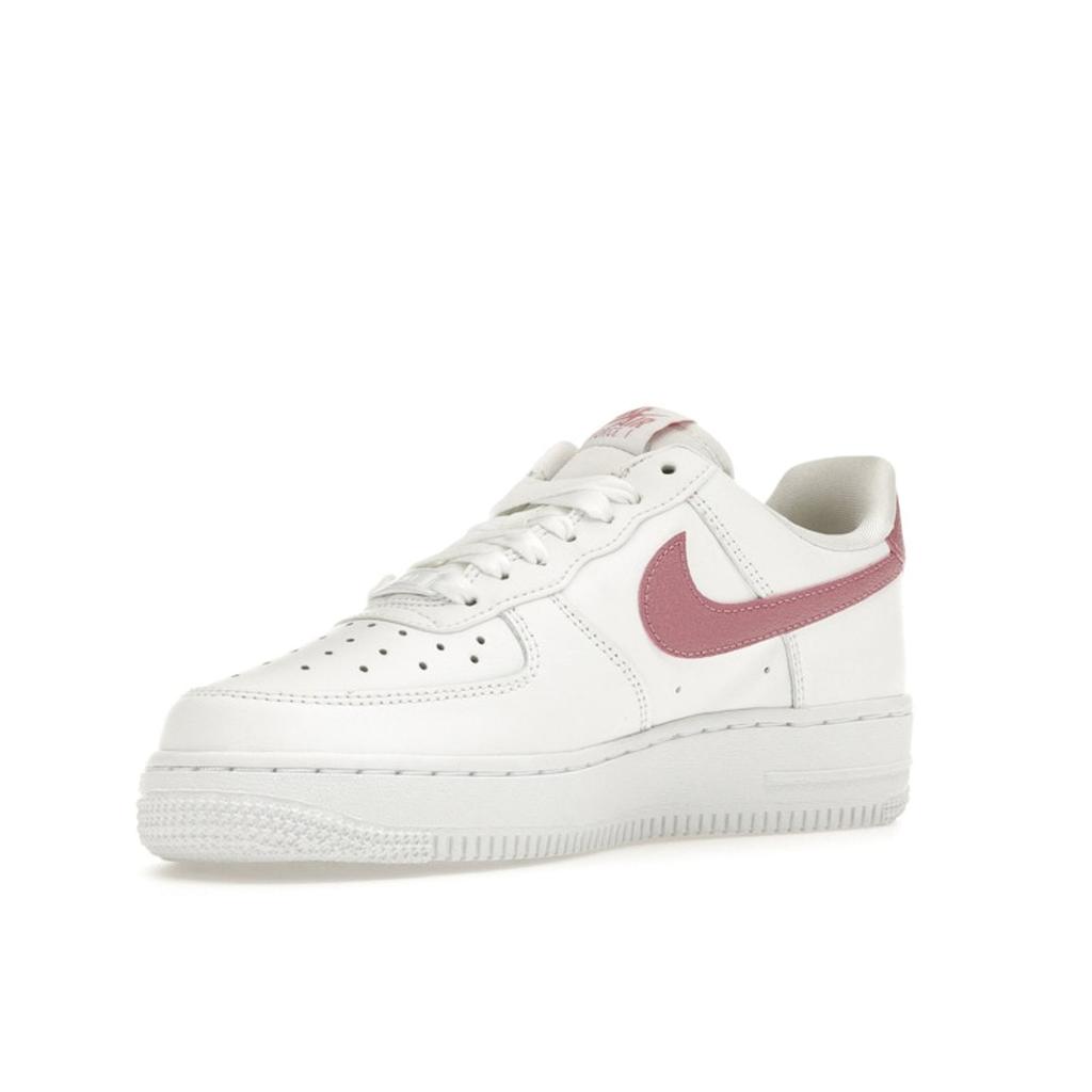 Nike Buty sportowe damskie Air Force 1 07 Essential Desert Berry Białe DQ7569-101