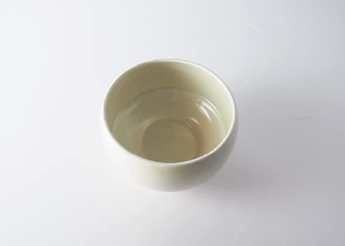 This White Slightly Yellowish In Measures In Diameter and Measures This Ivory Color Is What We Call It Can Be Used Not Only for Matcha But Also for