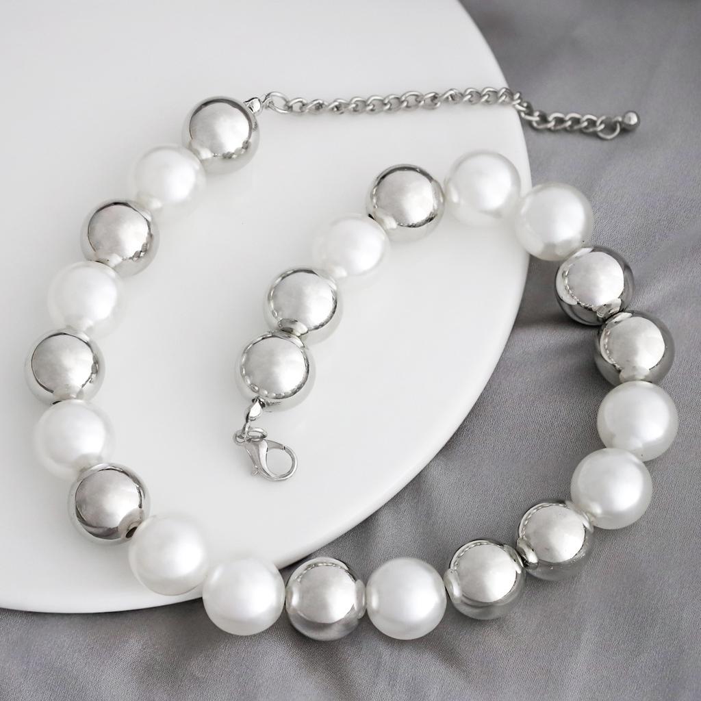Fashion Temperament New Irregular Round Pearl Necklace Cold Wind Exaggerated Niche Design Collarbone Chain Women