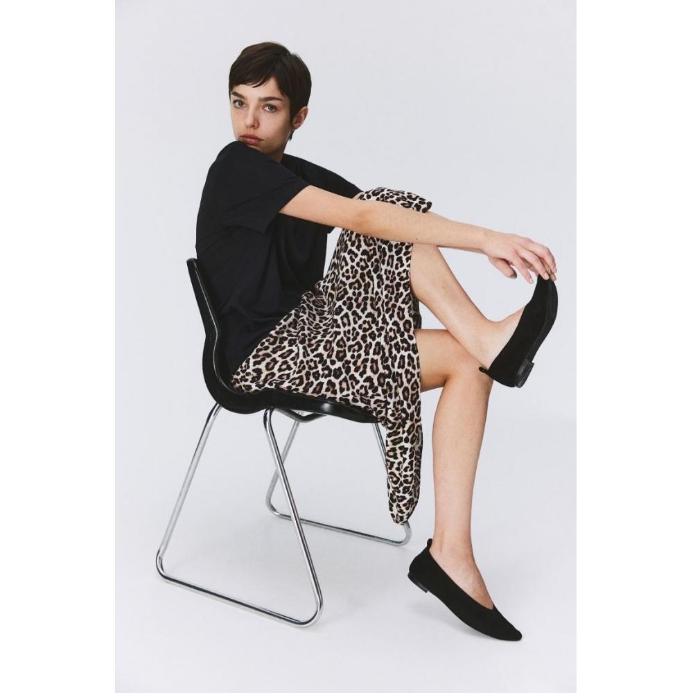 

Юбка из вискозного крепа HM светло-бежевого цвета с леопардовым принтом