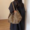 Leopard print women's tote bag, portable shoulder storage bag, high-end sense, large capacity, European and American spice girls big bag.