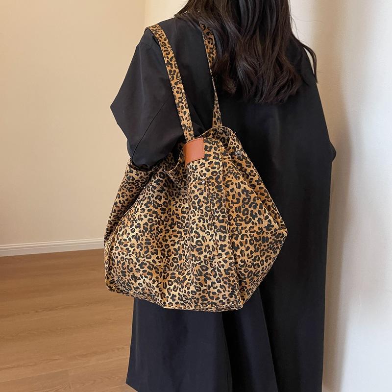 Leopard print women's tote bag, portable shoulder storage bag, high-end sense, large capacity, European and American spice girls big bag.