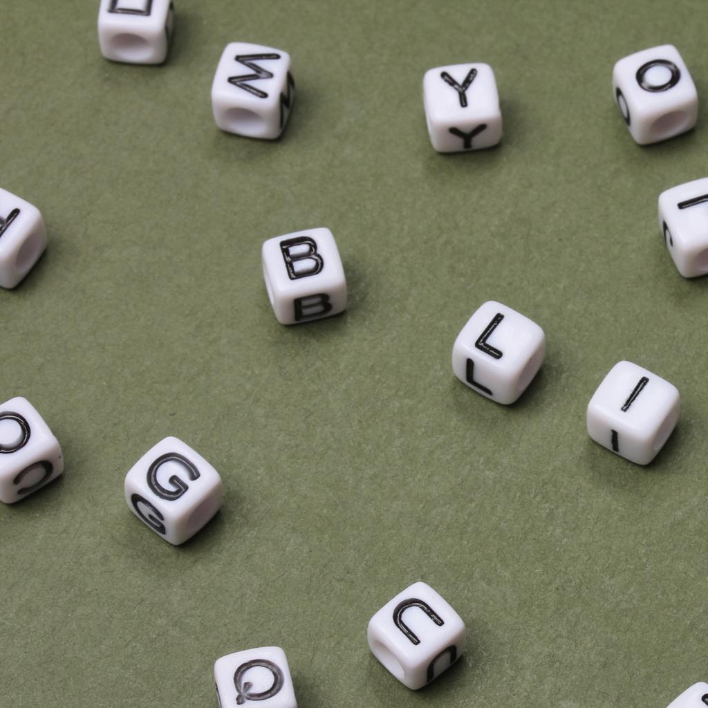 100Pcs 5.5mm Square Loosely Spaced Acrylic Letter Beads Are Used For Bracelet Necklace Jewelry Making Mobile Phone Chain DIY