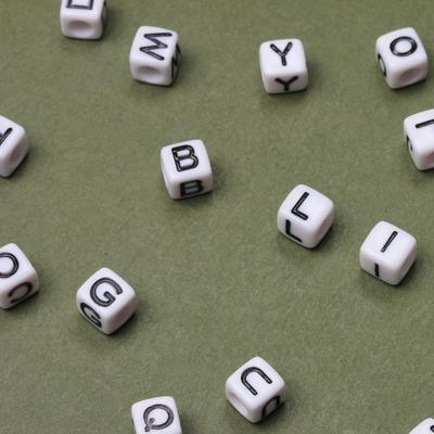 Perline Distanziatrici Larghe Foro Grande Catena per Telefono Quadrato 100 Pezzi Ciondoli Acrilico Braccialetti Fai da Te Artigianato Materiale per Infilare Perline Bianco Nero Perline con 26 Lettere