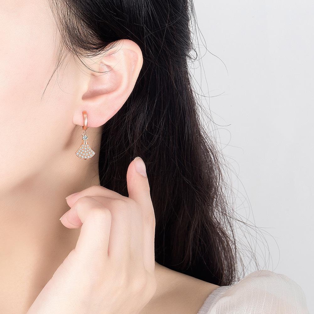 Zircon Is a Compact, Fashionable Mid-length Fan-shaped Style. Earrings