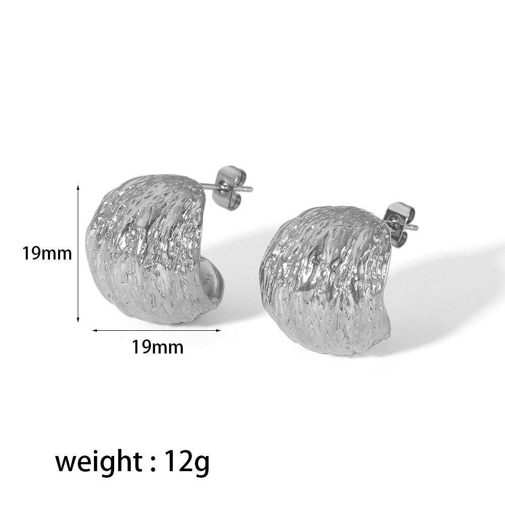 

Small cold wind fringe pleated texture earrings C-shaped large curved stud earrings 18K stainless steel premium earrings