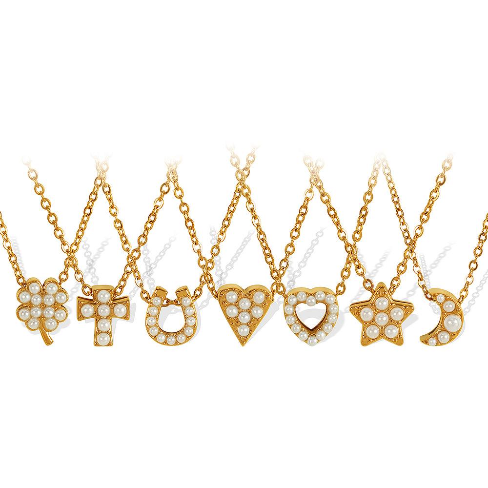 Collana Trifoglio Fortunato Elegante e Raffinata, Croce in Acciaio di Titanio, Catena per Clavicola con Perla Bianca, Gioiello Versatile.