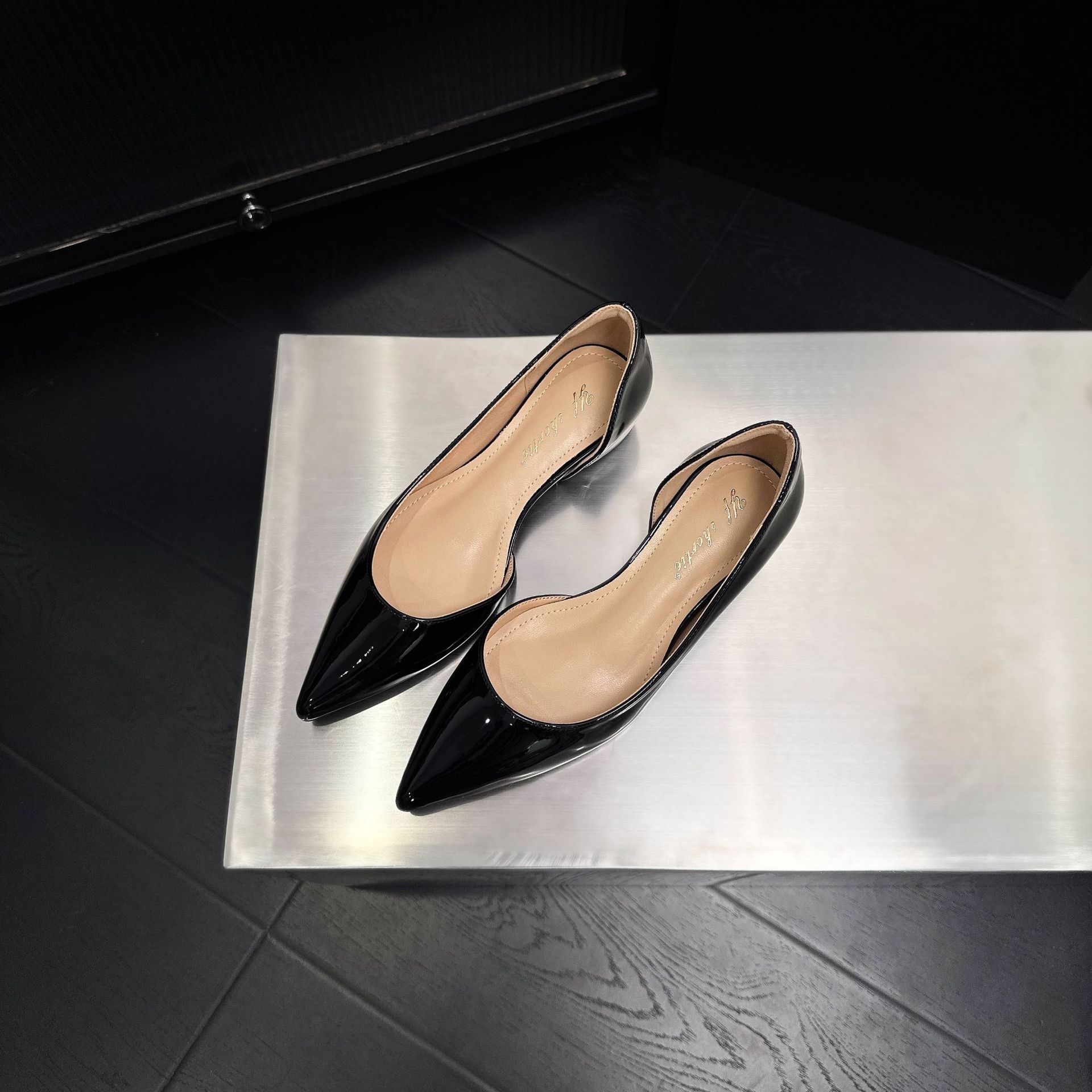 

Height increase 4CM sexy shallow mouth side empty single shoes women s 2025 new commuting not tired feet pointed patent leather inner height incr 38 чорний