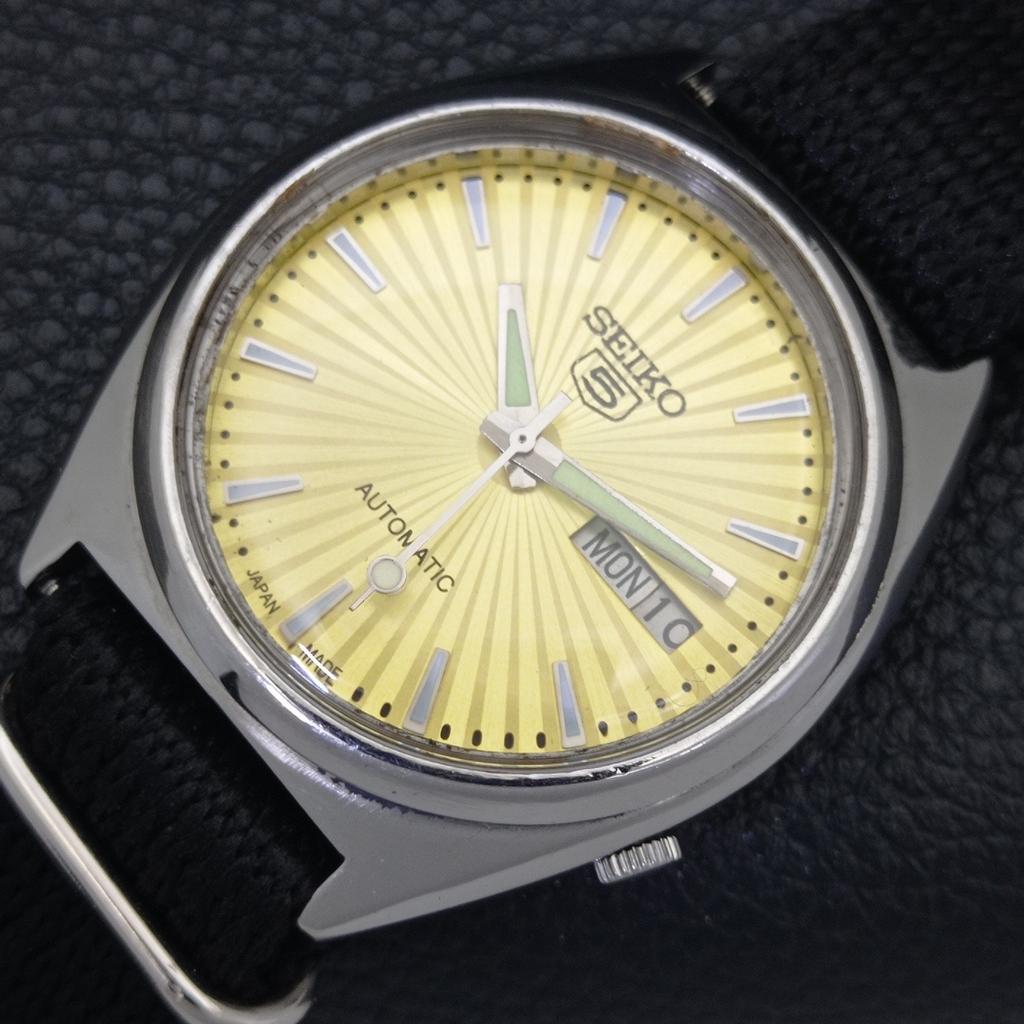 SEIKO 5 AUTOMATIC 7009A JAPAN MENS VINTAGE GOLDEN COLOR DIAL WATCH a701627-5 R206c-a701627