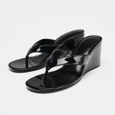 Mode Sommar 2025 Nya Kilklackar Flipflops Dam Skor Öppen Tå Tofflor Komfort Koncis Mode Högklackade Sandaler Damtofflor