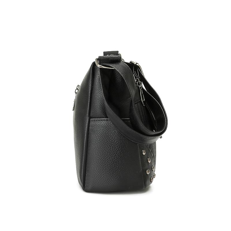 Einfarbige Damen Crossbody-Tasche mit geripptem Panel und Nieten-Details Elegante Kunstleder-Umhängetasche für den täglichen Gebrauch
