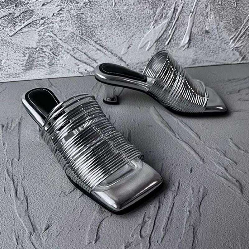 

2024 Женские шлепанцы Модный дизайн Клиновидная подошва Кожаные С открытым носком Вьетнамки Уличная обувь Летняя вечеринка Простые Резиновые Женские сандалии 39 серебряный