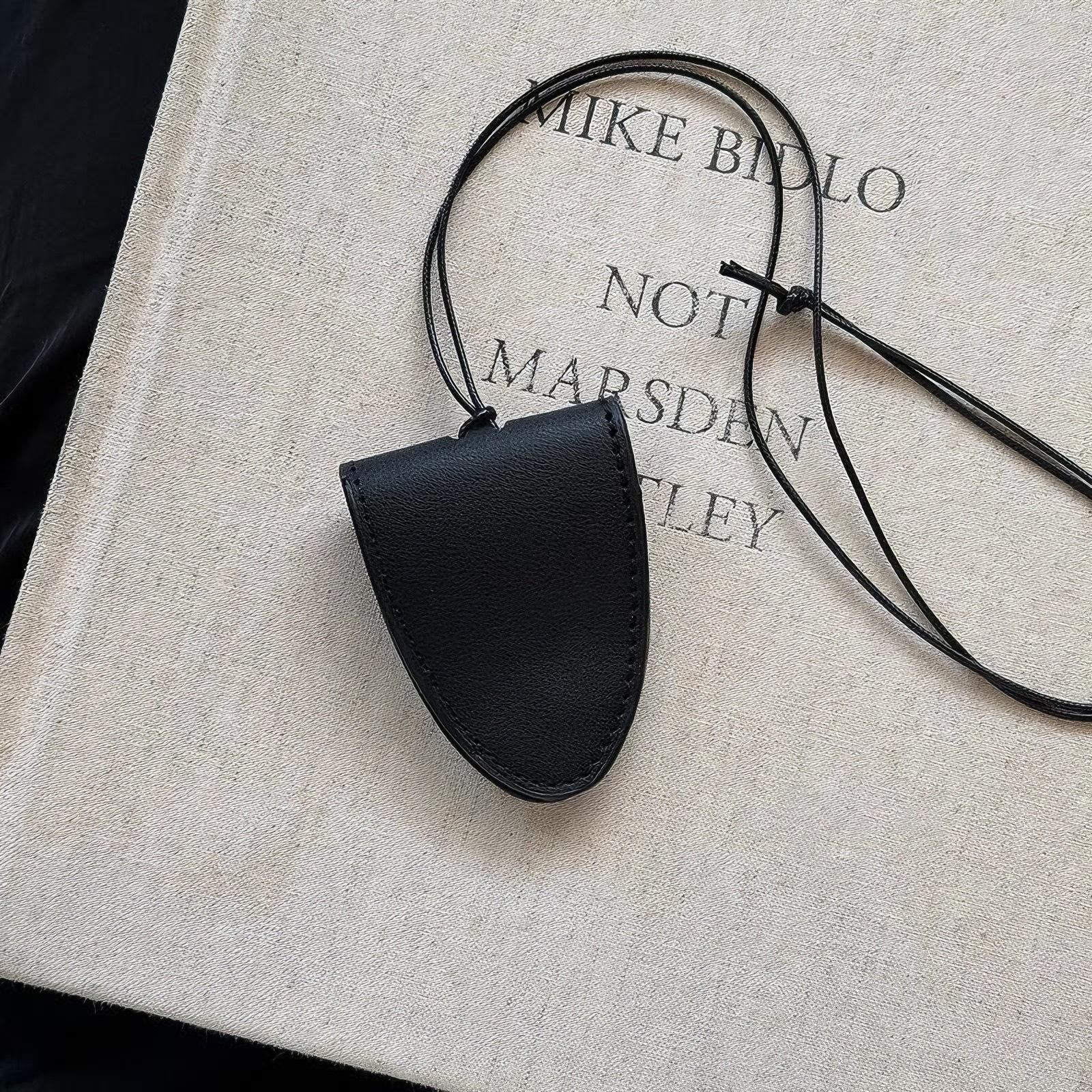 

Кожаное ожерелье с подвеской в виде сумки для ключей на шнурке и держателем для очков