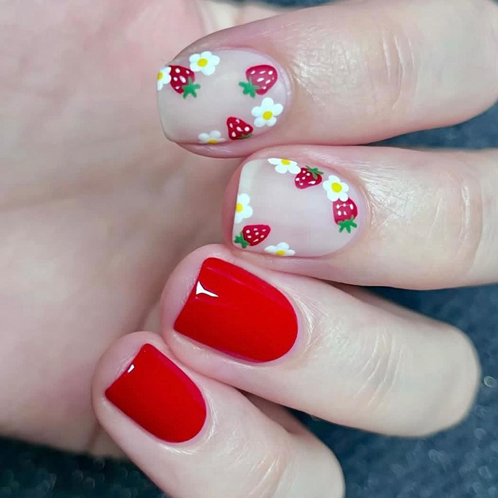 24 Stück Kurze Quadratische Aufpressnägel mit Erdbeer-Blumen-Designs Falsche Nägel Aufklebenägel Vollständige Abdeckung Acrylnägel
