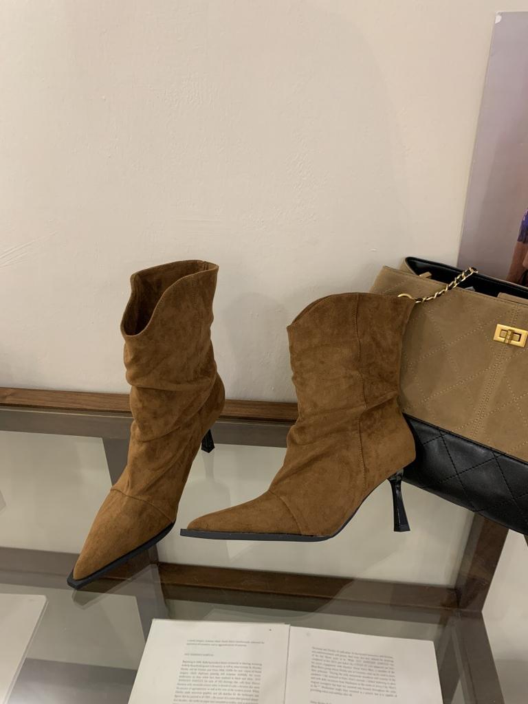 Korean Version of Retro Pointed-toed Fine-heeled Pleated Piled Boots for Women's 2025 Autumn and Winter New Temperament Versatile Commuter Mid-tub