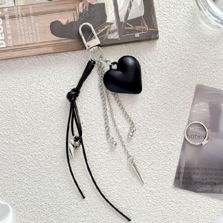 Modern Black Heart Shaped Bag Charm Keyring Artistic Love Detail Keychain Ideal For Casual And Stylish Looks