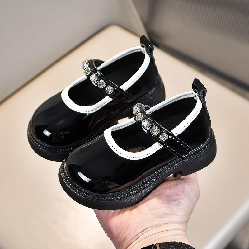 

Детская кожаная обувь 2025 весна новая модная обувь принцессы для девочек, детская обувь с жемчугом, одинарная обувь на мягкой подошве, детская кожаная обувь 21-25 yards 5 pairs in one hand чёрный
