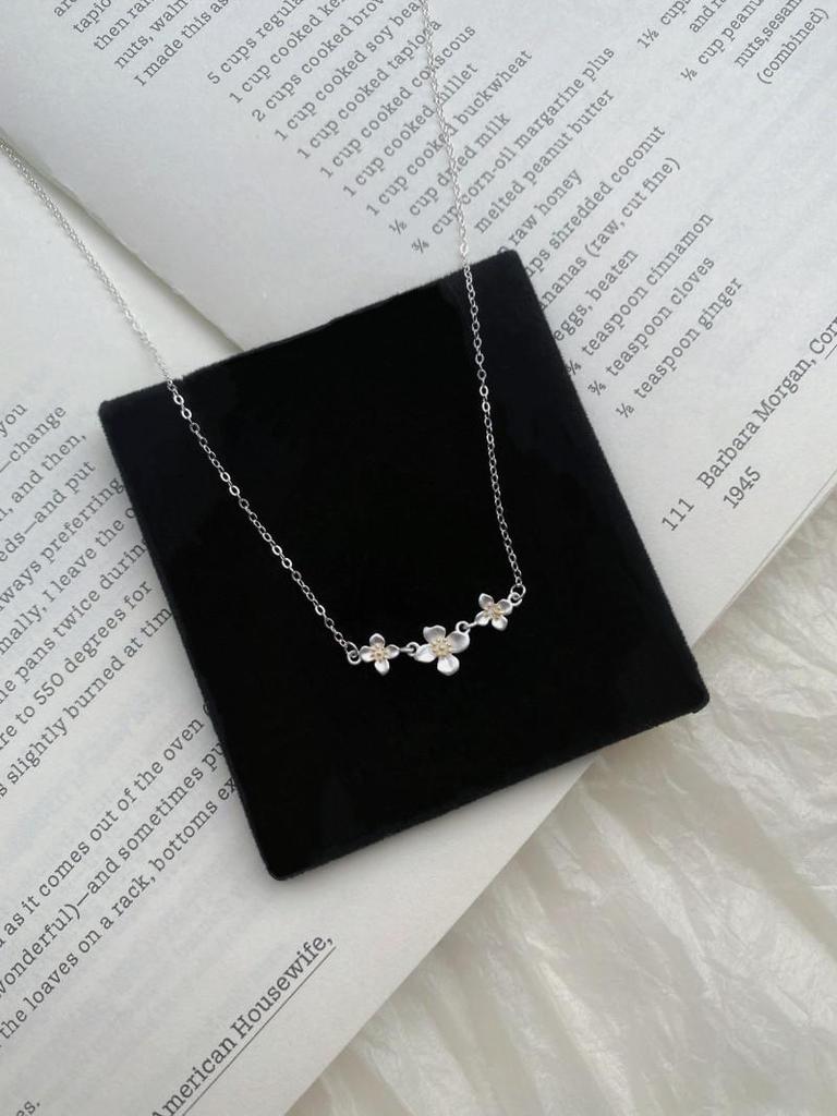 Sterling Silver Gardenia Flower Necklace for Women - Elegant Light Luxury Clavicle Chain with Fresh Floral Design.