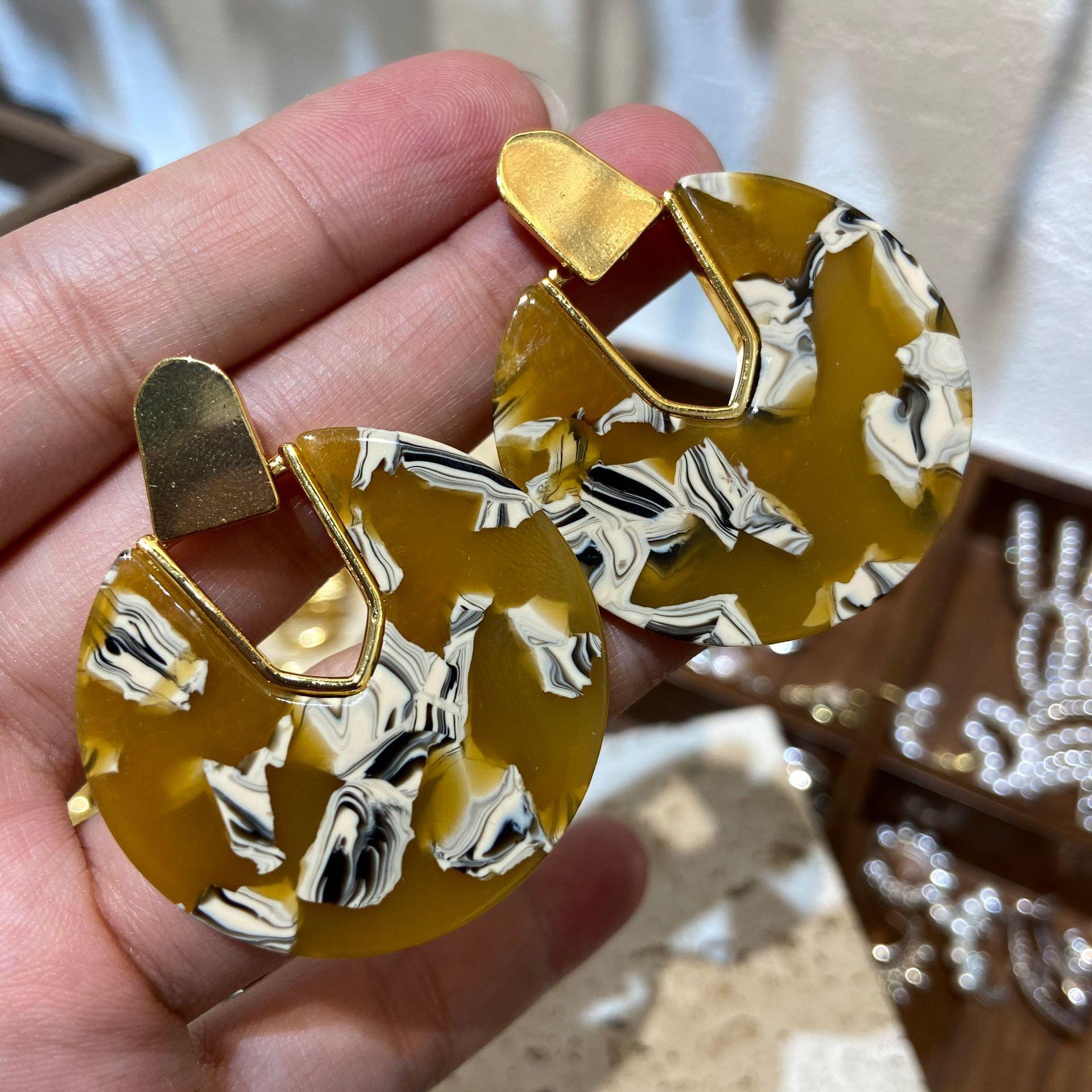 

Autumn And Winter Retro Round Maillard Resin Earrings Temperament Fashionable Beige Light Luxury High-End Earrings Women
