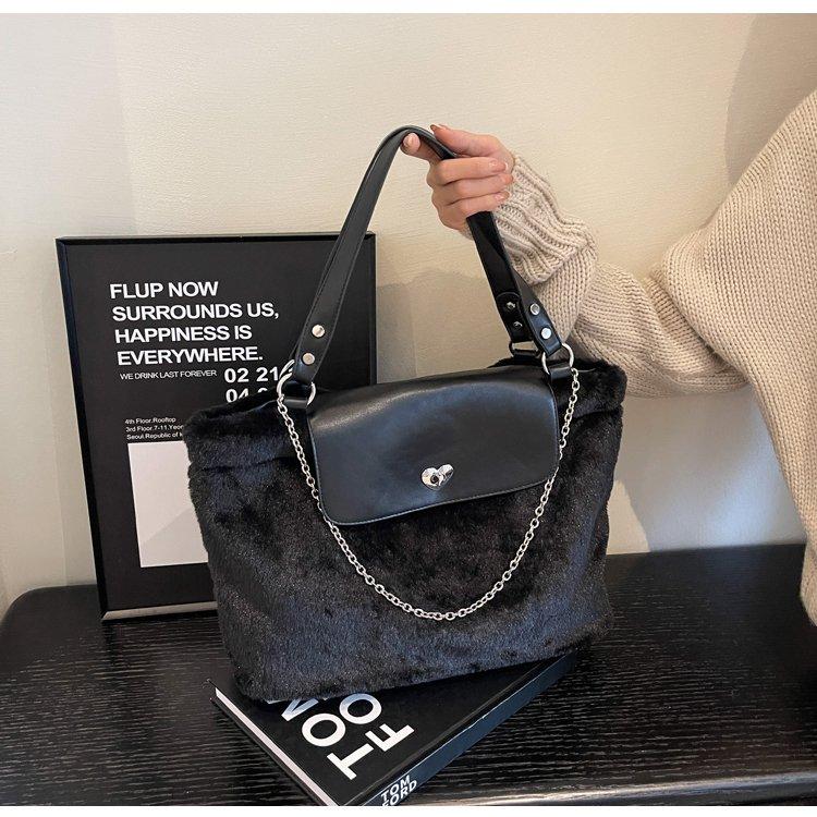 Большая сумка 2023 Зимняя новая бархатная сумка через плечо Нишевая сумка большой вместимости Женская сумка чёрный