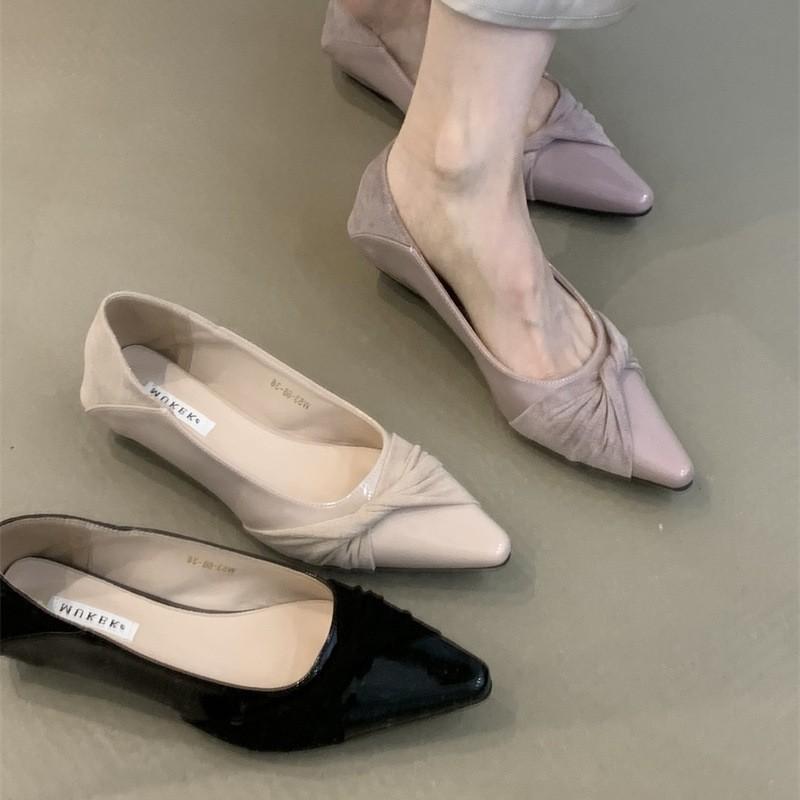 Francouzský večerní vítr špičaté lodičky dámské 2025 nové jemný temperament celebrita prošívání mělký výstřih klínek společenské boty