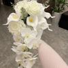 Eleganter weißer Kaskadenstrauß: Phalaenopsis & Calla-Lilie Kunstblumen für Hochzeitsfotografie