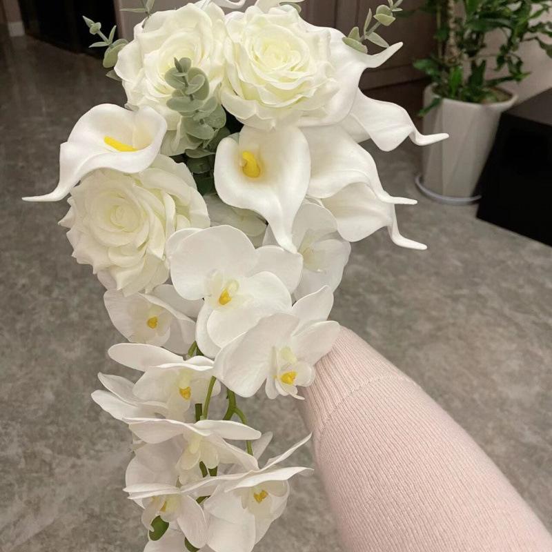 Eleganter weißer Kaskadenstrauß: Phalaenopsis & Calla-Lilie Kunstblumen für Hochzeitsfotografie