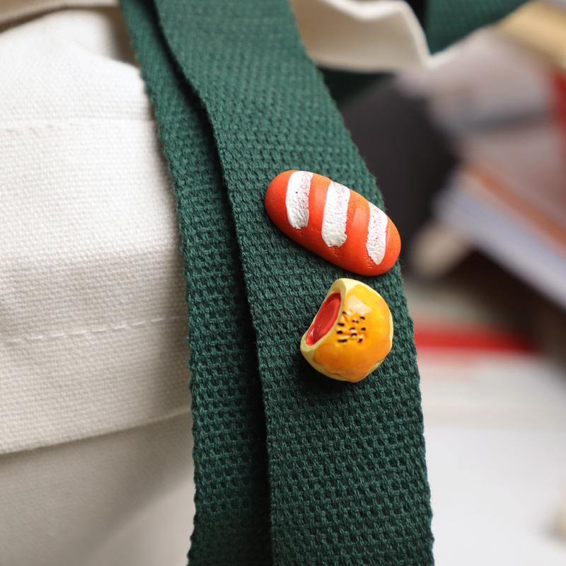 1PC Persönlichkeit Kreative Nette Mini Toast Brot Dessert Harz Brosche Kinder Kleidung Schuhe Tasche Rucksack DIY Decor Zubehör