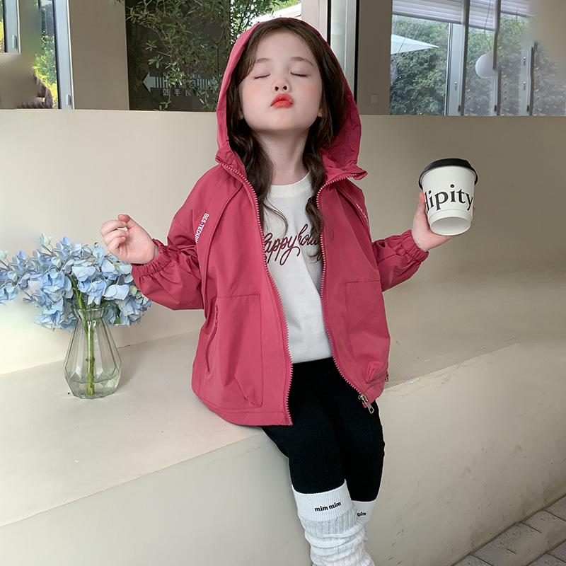 

Модная куртка-ветровка с капюшоном для девочек на весну/осень 2024 120 cm кирпич красный