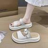 Non-slip thick-soled high-value slippers, super design sense in summer, high-end casual muffin bottom going out slippers