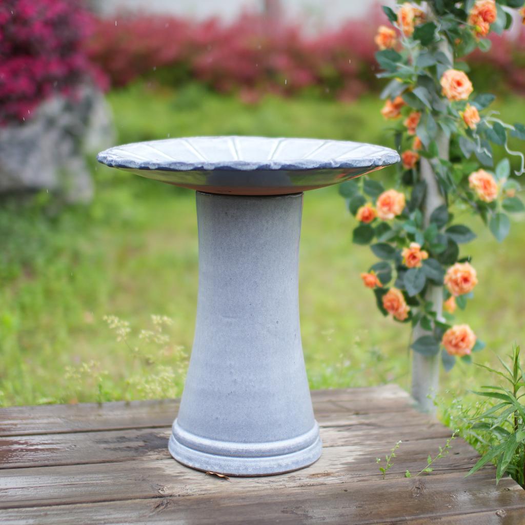 Handgefertigter Keramik-Vogeltränke (Durchmesser 43 cm, Höhe 45 cm), Hellblau-Grau mit Blumennuten, Wetterfest & Frostbeständig, für Garten, Terrasse