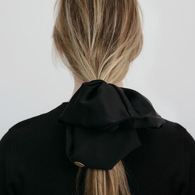 

Carriere САТИНОВАЯ ОБЪЕМНАЯ РЕЗИНКА-СКРАНЧИ BLACK