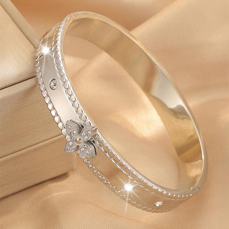 Four-leaf Flower Women's Light Luxury Style Flower Petals Couple Jewelry Bracelet