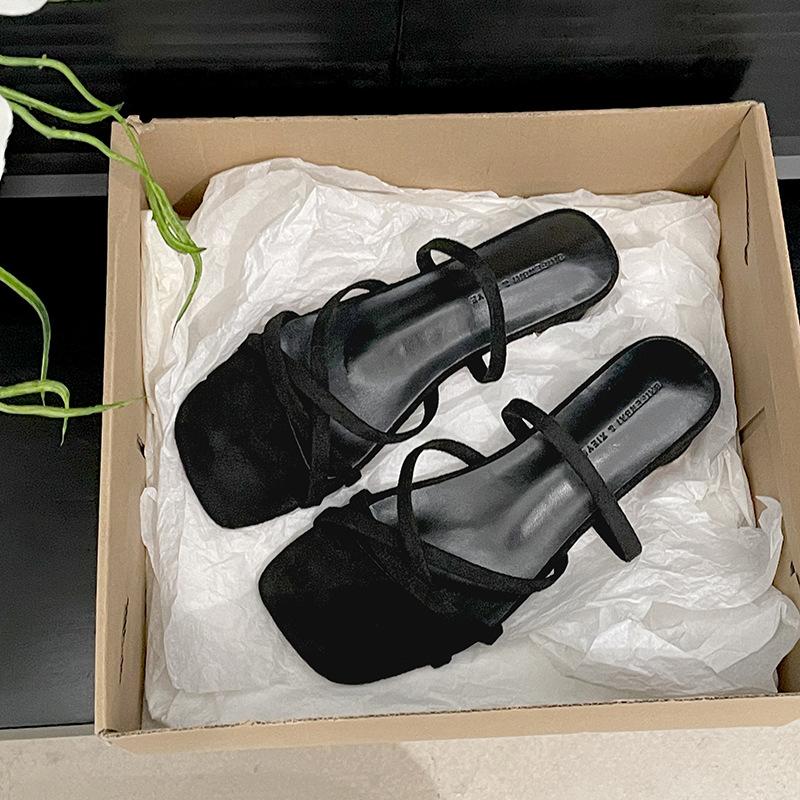 Internet Celebrity Explosion Retro Thick Heel Slippers Women's Summer Wear 2025 New Fairy Wind French Cool Slippers