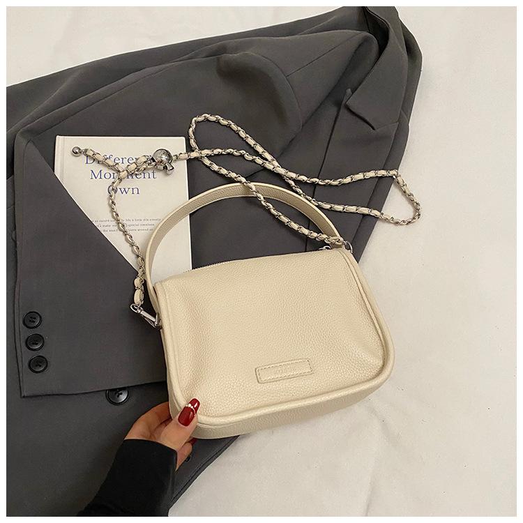 

Простая и модная корейская версия сумки-пельменя 2025 новая повседневная нишевая сумка через плечо ощущение высокого класса универсальный тренд маленькая квадратная сумка