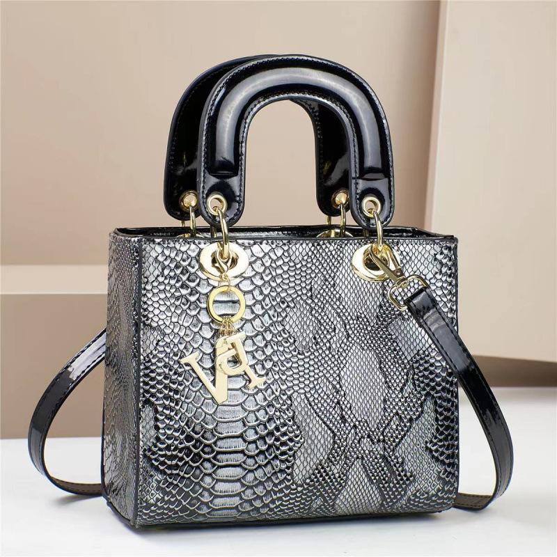 Handbag with A Small Fragrance and Lizard Pattern, with A Fixed Texture and Large Capacity. It Is A One Shoulder Crossbody Handbag for The Consort