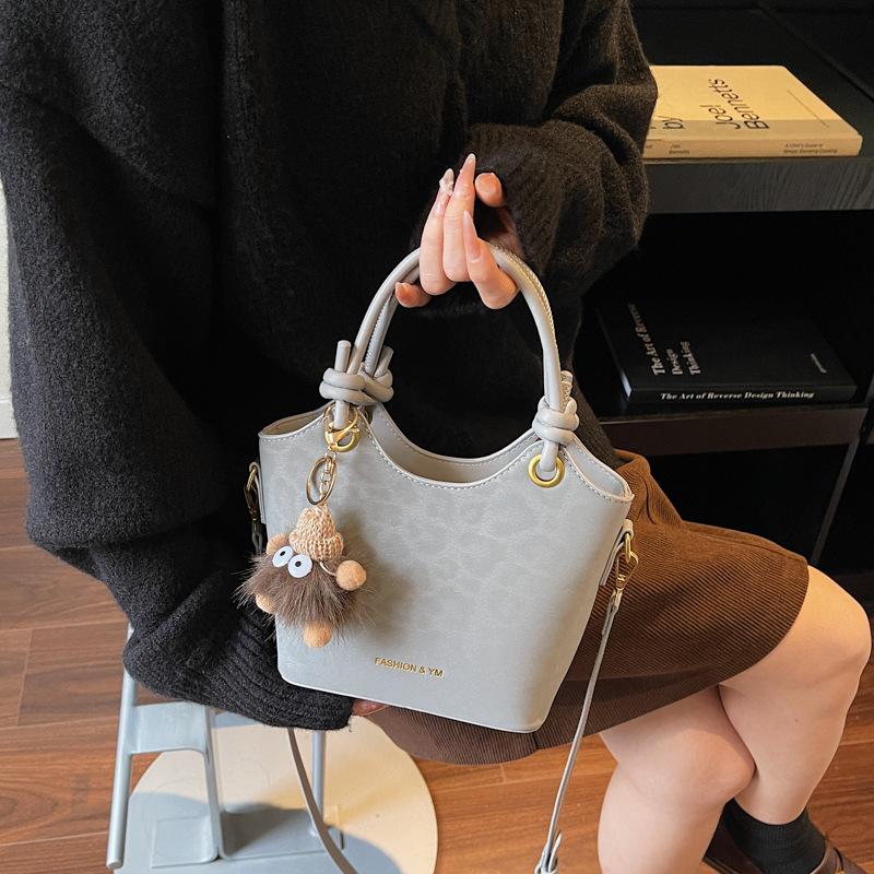 Retro small bags women's autumn and winter versatile 2025 new super fire shoulder messenger bags are popular this year, bucket bags