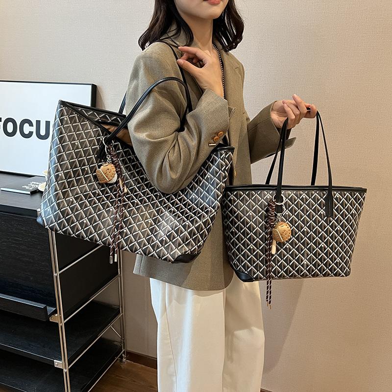 

Модная ретро сумка-тоут женская 2025 новая трендовая контрастного цвета ромбовидная большой вместимости модная дорожная сумка на плечо Large 36 * 17 * 29 чёрный