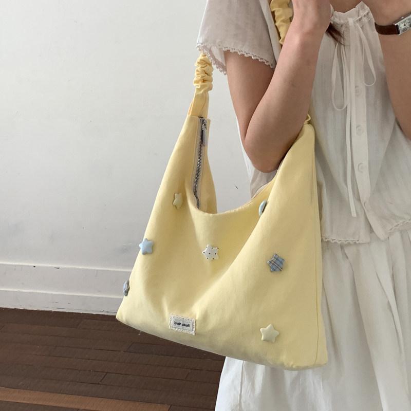 

Korean-style drawstring star canvas bag for women, large-capacity versatile shoulder bag for commuting2026New pleated crossbody жовтий