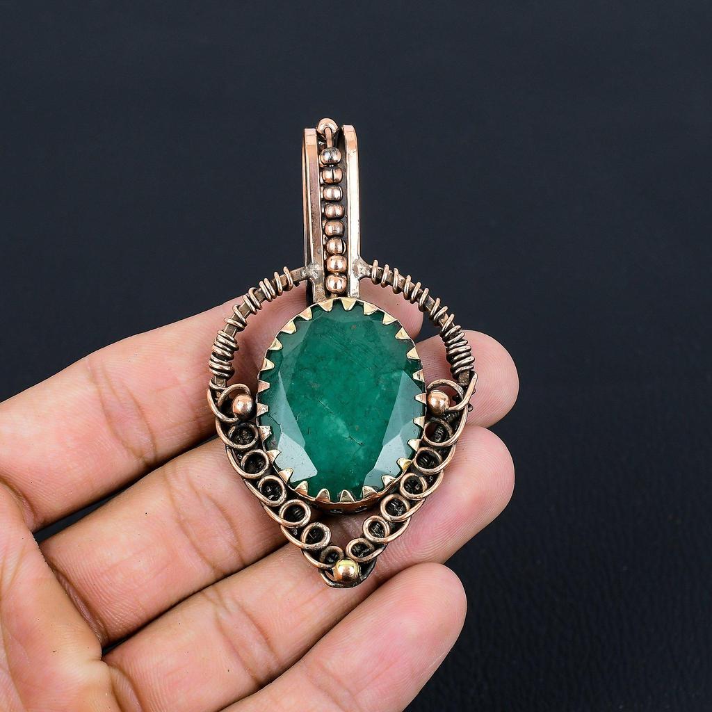 Labbskapad smaragd ädelsten handgjord ren koppartråd lindad hängsmycke smycke