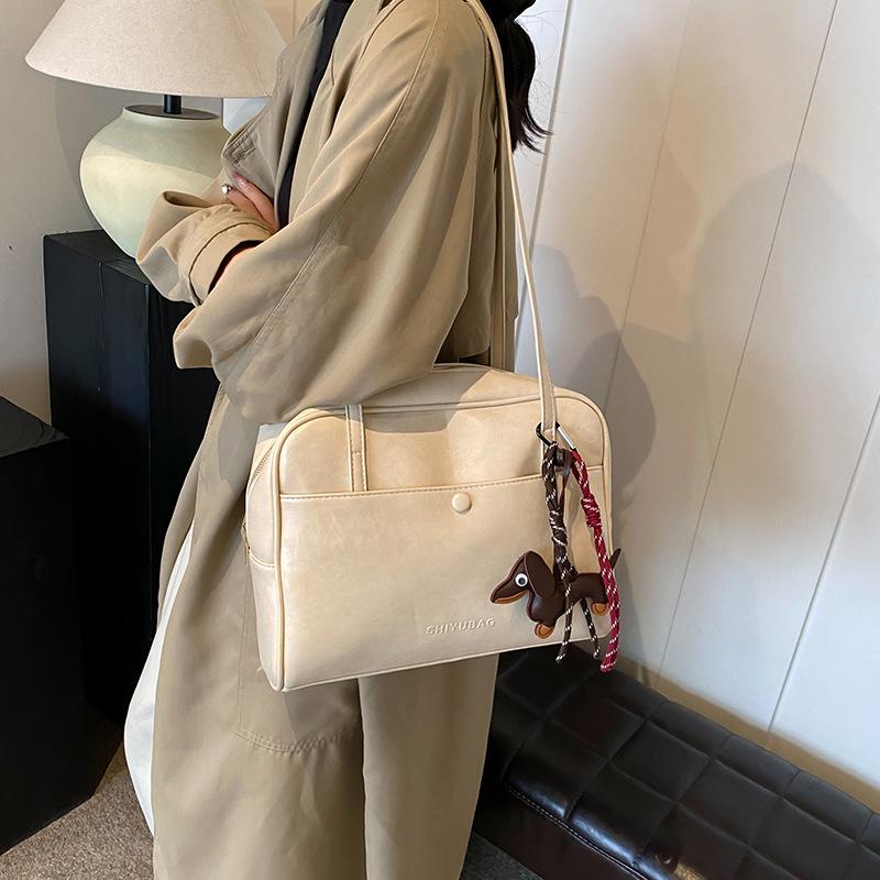 

Simple and large-capacity pillow bag women s 2025 autumn and winter small fresh and fashionable leisure commuting armpit bag work shoulder bag 31*10.5*23 білий