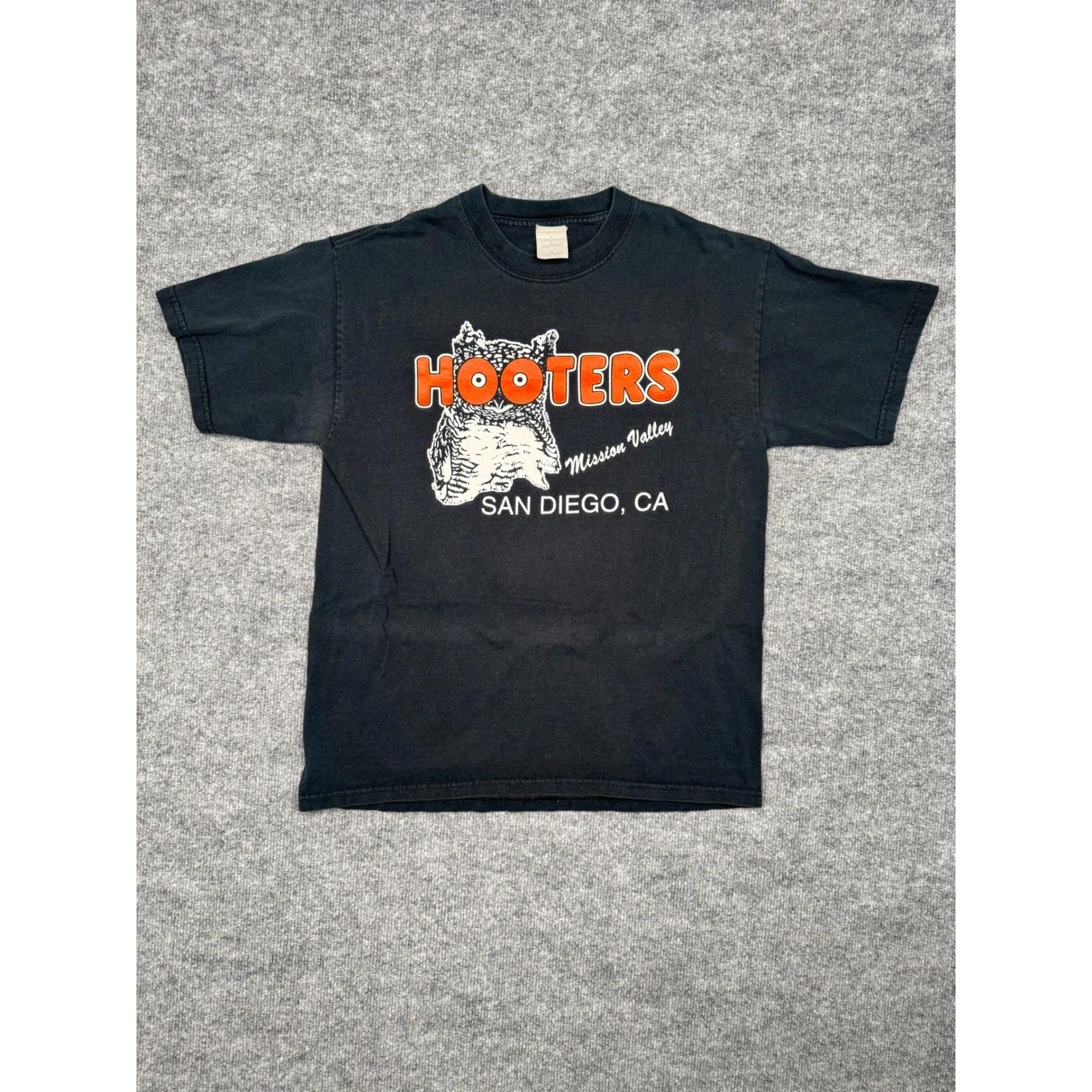 

Vintage Y2K Hooters 100% Cotton T-shirt Mens Tees Top Sz M San Diego, California Owl Pacific Beach Logo S