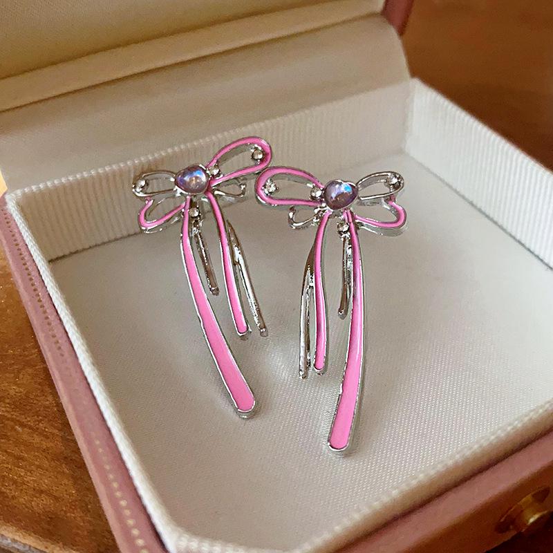 

Elegant Silver Rhinestone Drop Earrings: Fresh, Fashionable, and Luxurious