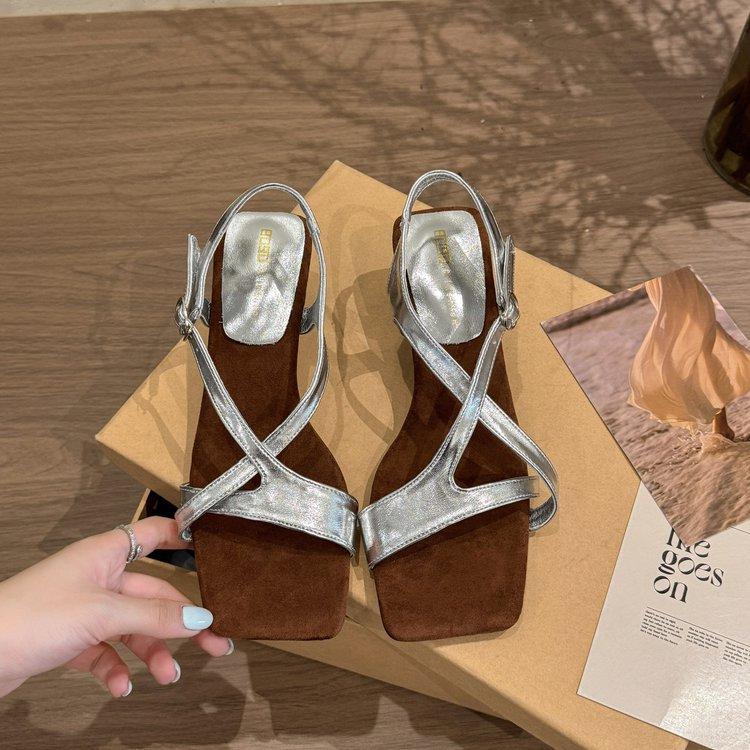 Tempérament jupe boucle un mot sandales à bout carré ouvert été pour femmes style fée français beau petits talons de 3 cm