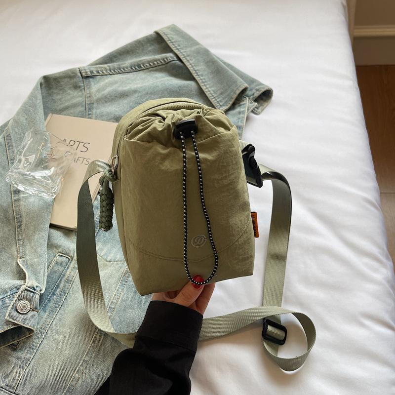 Niche design casual simple texture fashion trend bucket bag 2025 summer personalized women's shoulder messenger bag