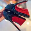 Červené podpatky jehlové podpatky s kamínky: Elegantní svatební boty s špičatou špičkou z černého lakovaného koženého materiálu pro jaro/léto 2025.