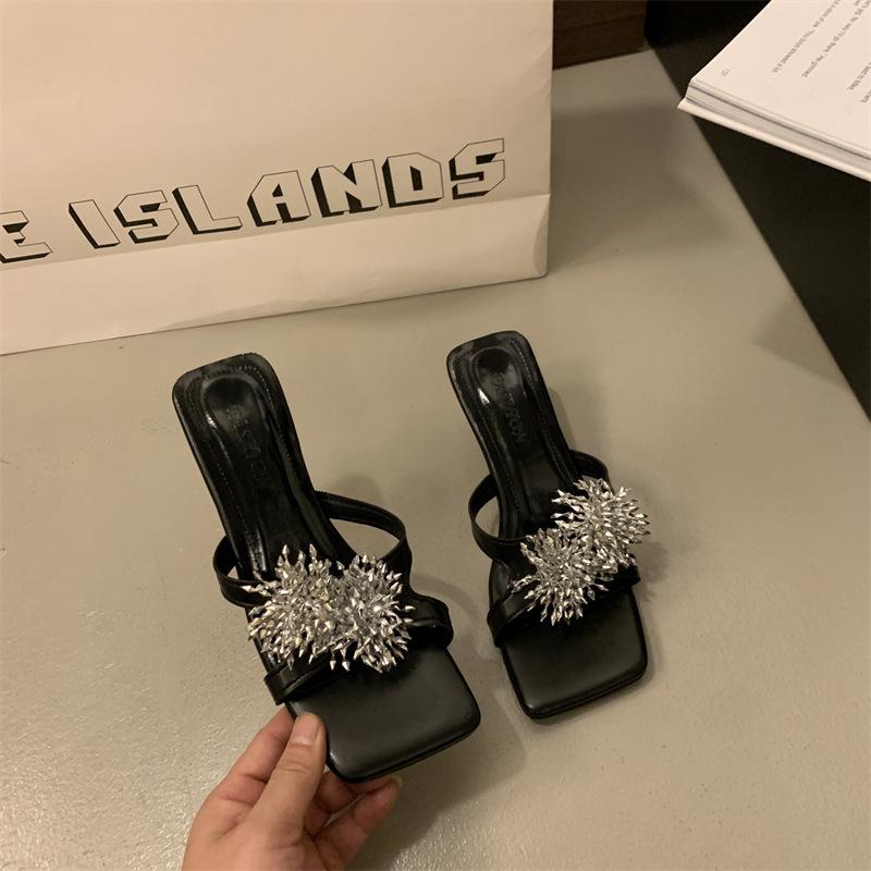 

Summer new cool slippers thick heel square head women s rhinestone 2025 open toe thin strap French fashion beautiful sandals high heel 39 чорний